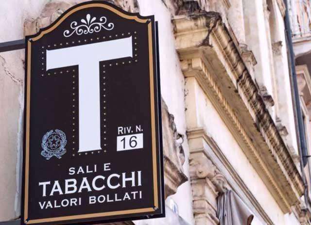 locale di sgombero in vendita a Pietrasanta in zona Focette