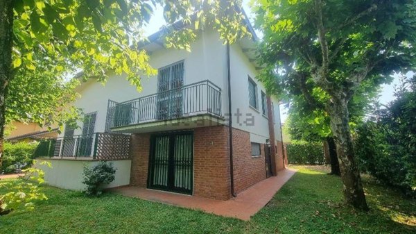 casa indipendente in vendita a Pietrasanta in zona Tonfano