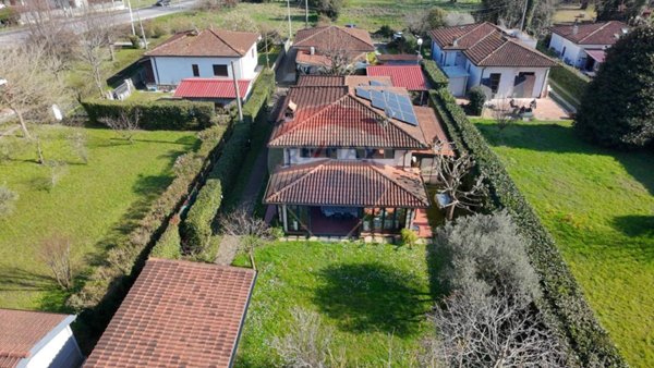 casa indipendente in vendita a Pietrasanta in zona Fiumetto