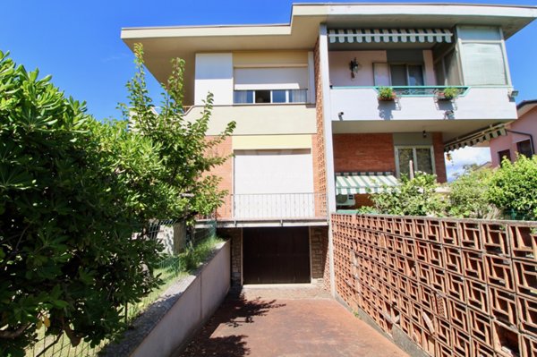 casa indipendente in vendita a Pietrasanta in zona Tonfano
