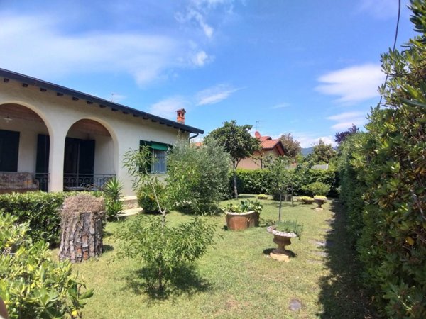 casa indipendente in vendita a Pietrasanta in zona Fiumetto
