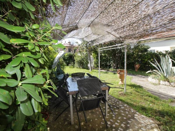 casa indipendente in vendita a Pietrasanta in zona Tonfano