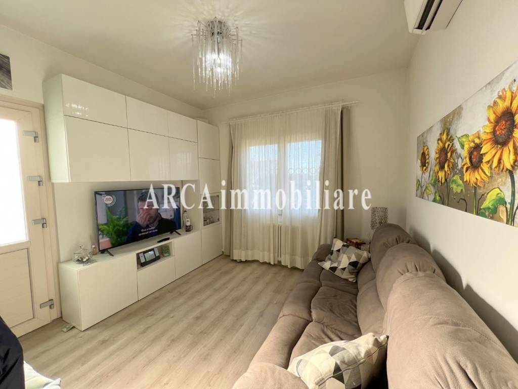 casa indipendente in vendita a Pietrasanta in zona Crociale
