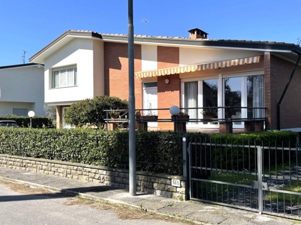 casa indipendente in vendita a Pietrasanta in zona Tonfano