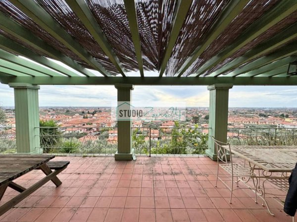 casa indipendente in vendita a Pietrasanta in zona Strettoia