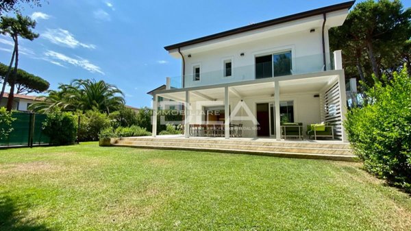 negozio in vendita a Pietrasanta