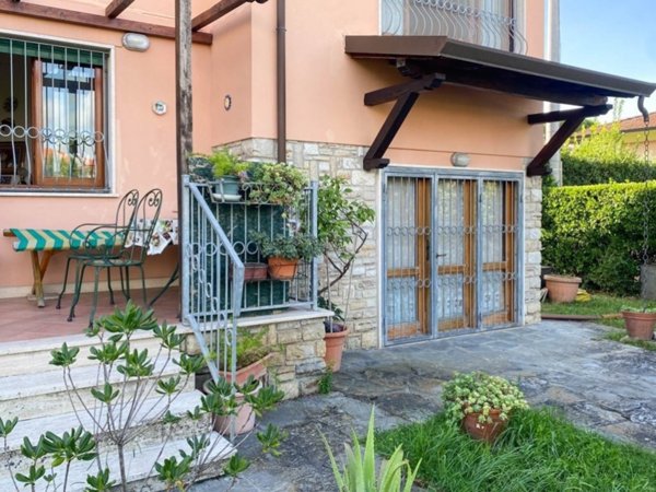 casa indipendente in vendita a Pietrasanta in zona Fiumetto