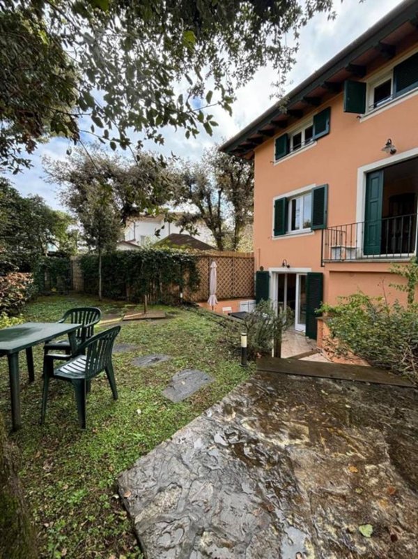 casa indipendente in vendita a Pietrasanta in zona Focette