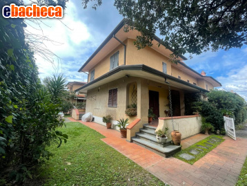 casa indipendente in vendita a Pietrasanta in zona Tonfano