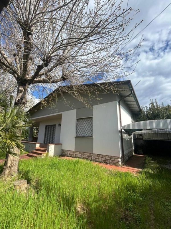casa indipendente in vendita a Pietrasanta in zona Fiumetto