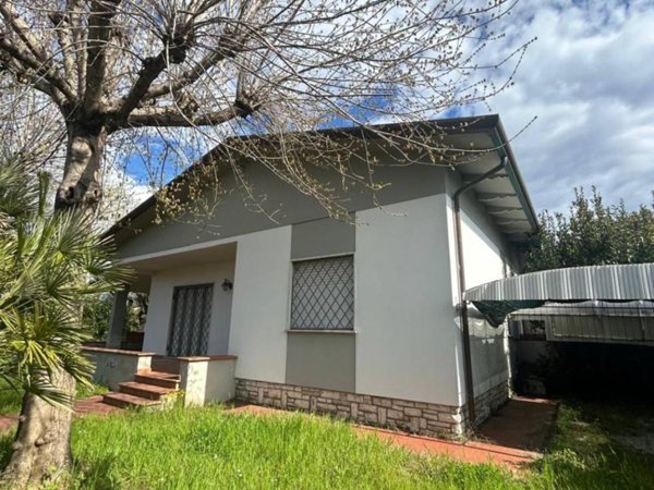 casa indipendente in vendita a Pietrasanta in zona Fiumetto