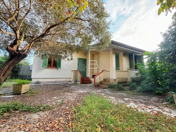 casa indipendente in vendita a Pietrasanta in zona Strettoia