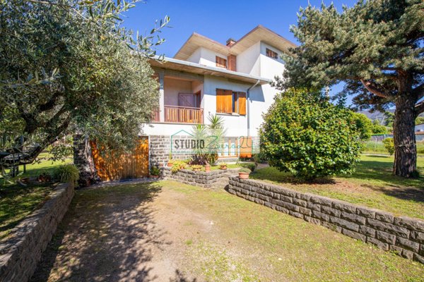 casa indipendente in vendita a Pietrasanta in zona Strettoia