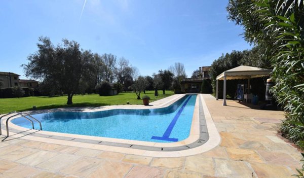 casa indipendente in vendita a Pietrasanta