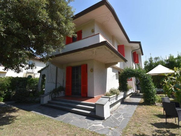 casa indipendente in vendita a Pietrasanta in zona Tonfano