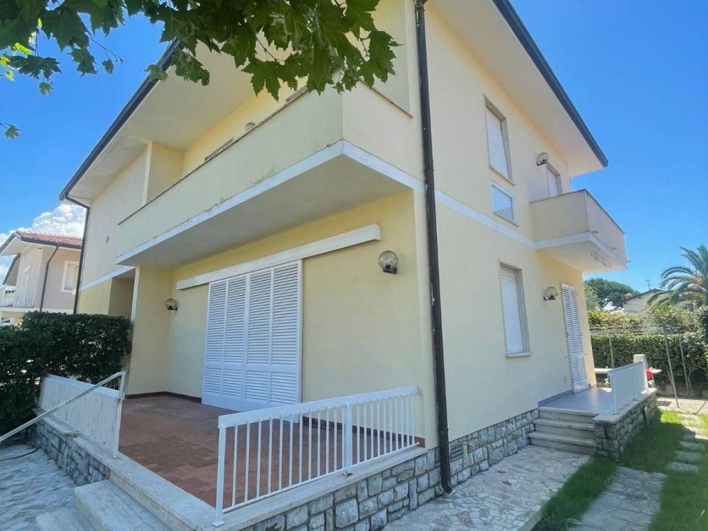 casa indipendente in vendita a Pietrasanta in zona Tonfano