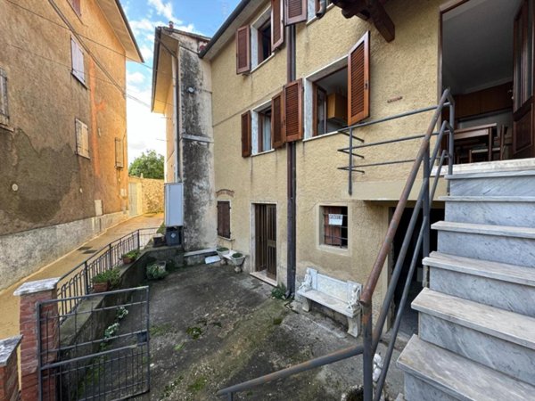 casa indipendente in vendita a Pietrasanta in zona Capezzano