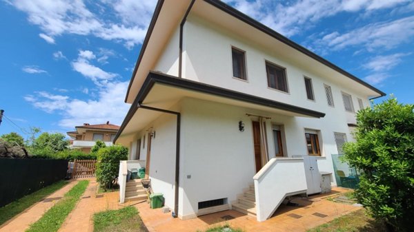casa indipendente in vendita a Pietrasanta in zona Fiumetto