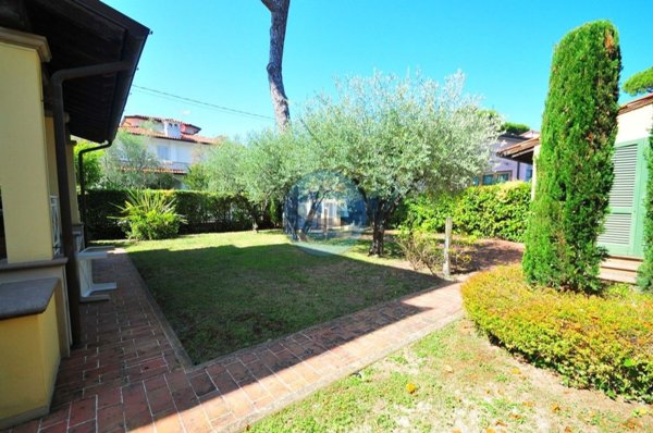casa indipendente in vendita a Pietrasanta in zona Tonfano