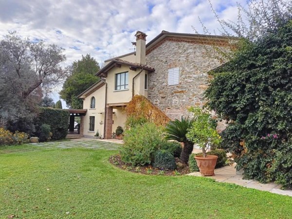 casa indipendente in vendita a Pietrasanta