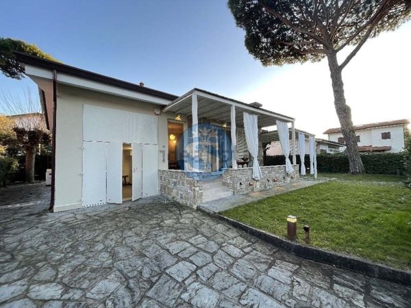casa indipendente in vendita a Pietrasanta in zona Tonfano