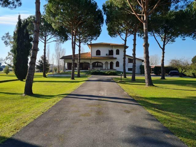 villa in vendita a Pietrasanta in zona Marina di Pietrasanta