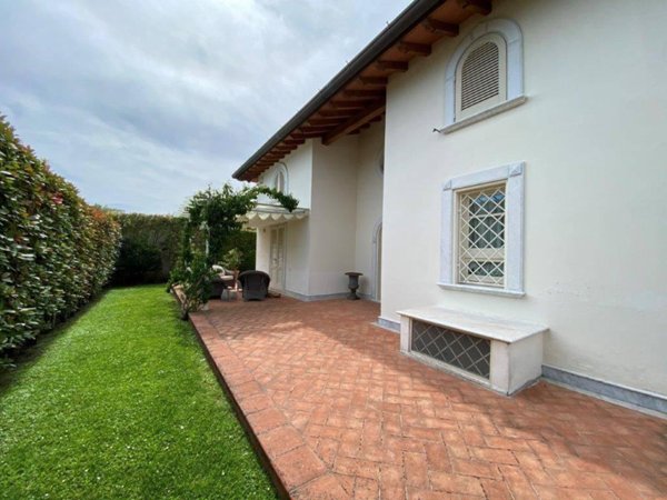 casa indipendente in vendita a Pietrasanta in zona Tonfano