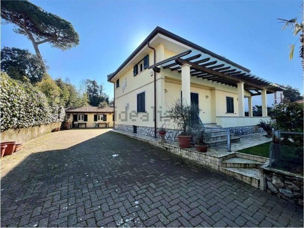 casa indipendente in vendita a Pietrasanta in zona Tonfano