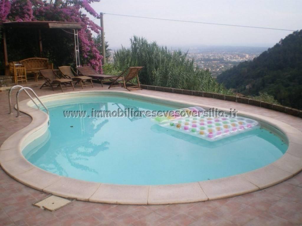 casa indipendente in vendita a Pietrasanta in zona Strettoia