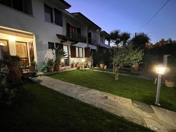 casa indipendente in vendita a Pietrasanta in zona Crociale