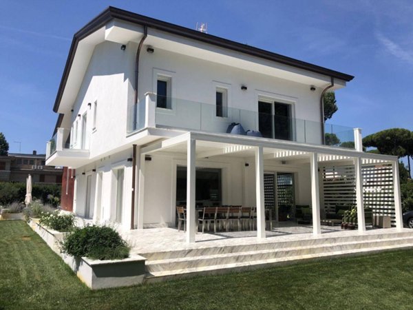 casa indipendente in vendita a Pietrasanta in zona Marina di Pietrasanta