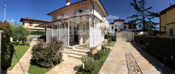 casa indipendente in vendita a Pietrasanta in zona Tonfano