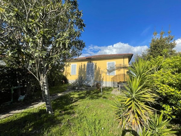 casa indipendente in vendita a Pietrasanta in zona Tonfano