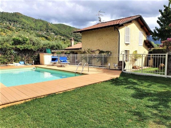casa indipendente in vendita a Pietrasanta in zona Strettoia