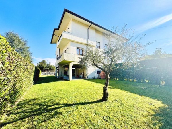 casa indipendente in vendita a Pietrasanta in zona Fiumetto