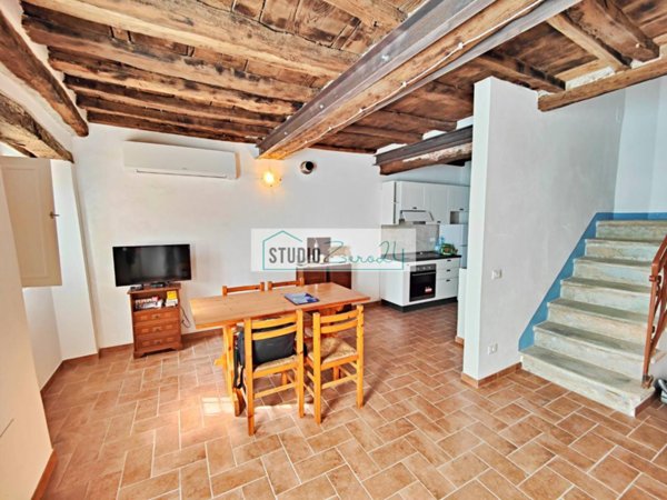 casa indipendente in vendita a Pietrasanta in zona Capriglia