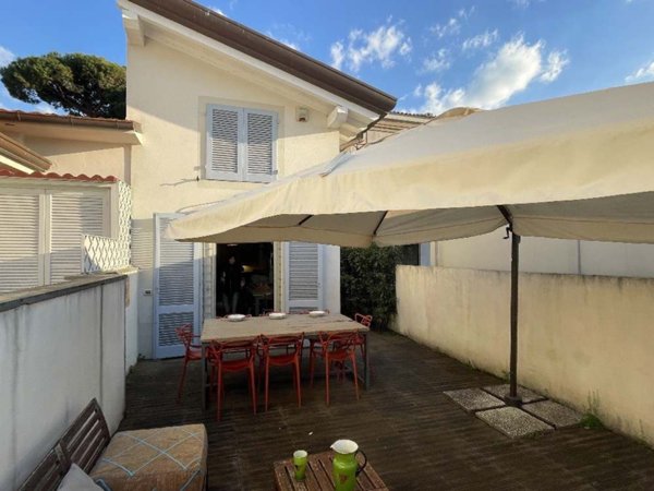 casa indipendente in vendita a Pietrasanta in zona Tonfano