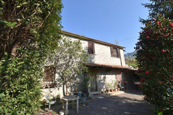 casa indipendente in vendita a Pietrasanta in zona Strettoia