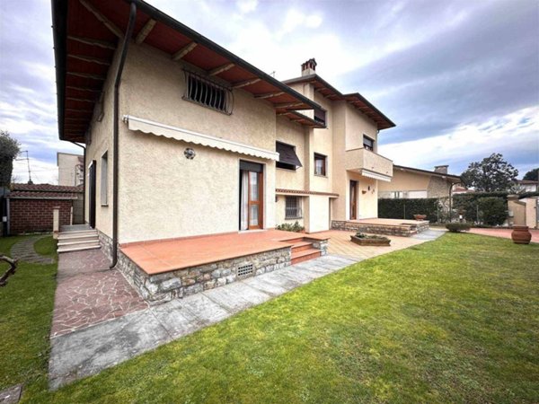 casa indipendente in vendita a Pietrasanta in zona Tonfano