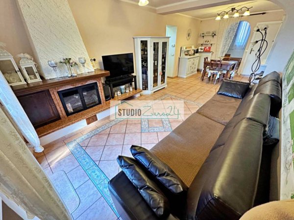 casa indipendente in vendita a Pietrasanta in zona Strettoia