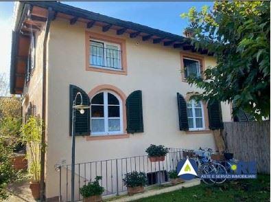 casa indipendente in vendita a Pietrasanta in zona Vignone