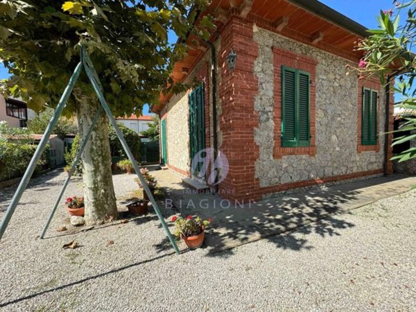 casa indipendente in vendita a Pietrasanta in zona Marina di Pietrasanta