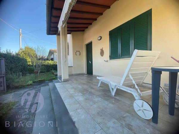 casa indipendente in vendita a Pietrasanta in zona Tonfano