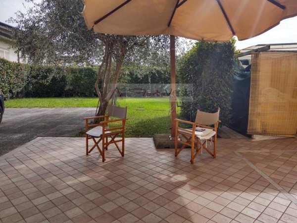 casa indipendente in vendita a Pietrasanta in zona Tonfano