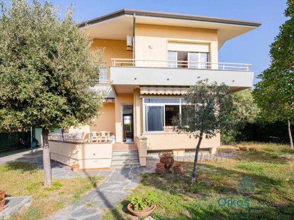 casa indipendente in vendita a Pietrasanta in zona Fiumetto