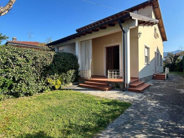 casa indipendente in vendita a Pietrasanta in zona Fiumetto