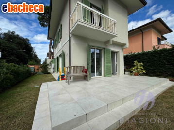 casa indipendente in vendita a Pietrasanta in zona Tonfano
