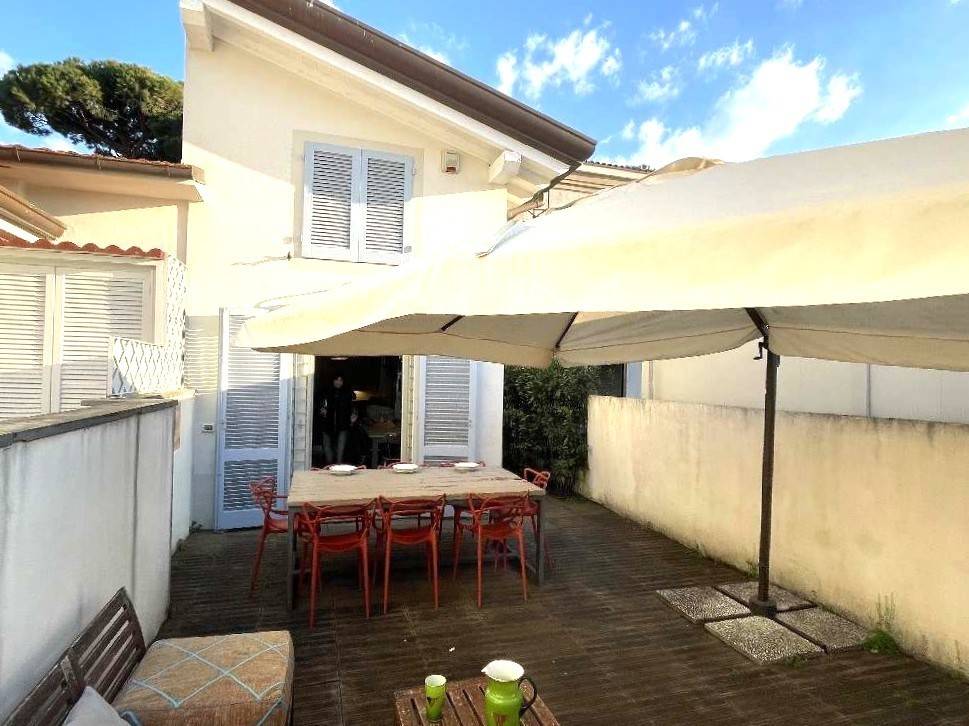 casa indipendente in vendita a Pietrasanta in zona Vignone