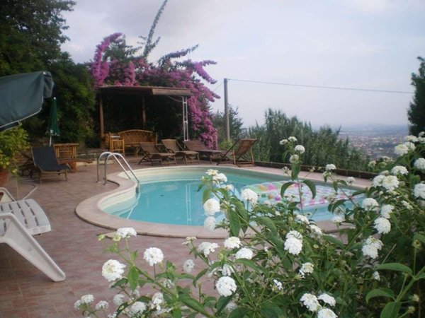 casa indipendente in vendita a Pietrasanta in zona Strettoia