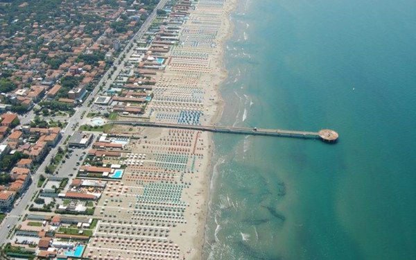negozio in vendita a Pietrasanta in zona Marina di Pietrasanta
